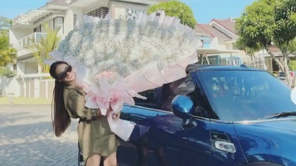 Anggie Jesey Koleksi Mobil Mewah Berkat Sukses Jadi Selebgram dan Pengusaha