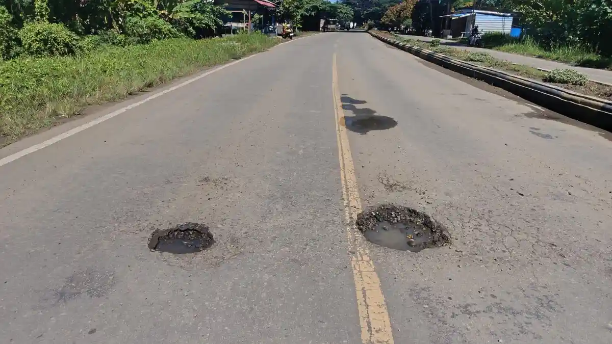 Jalan Utama Kota Bula Berlubang dan Tergenang Air, Warga Keluhkan Ancaman Kecelakaan