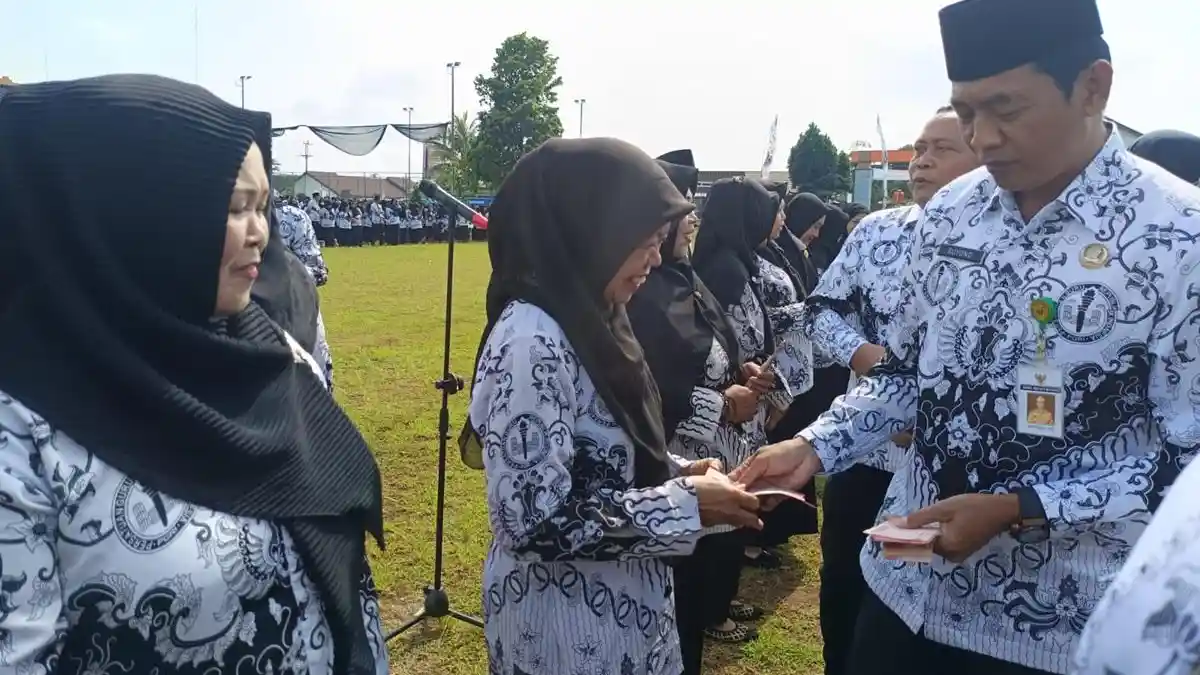 Pemkab Batang Gelontorkan Beasiswa Rp5 Juta untuk 15 Guru PAUD