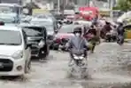 Banjir Rendam Jalan Jatinegara Barat