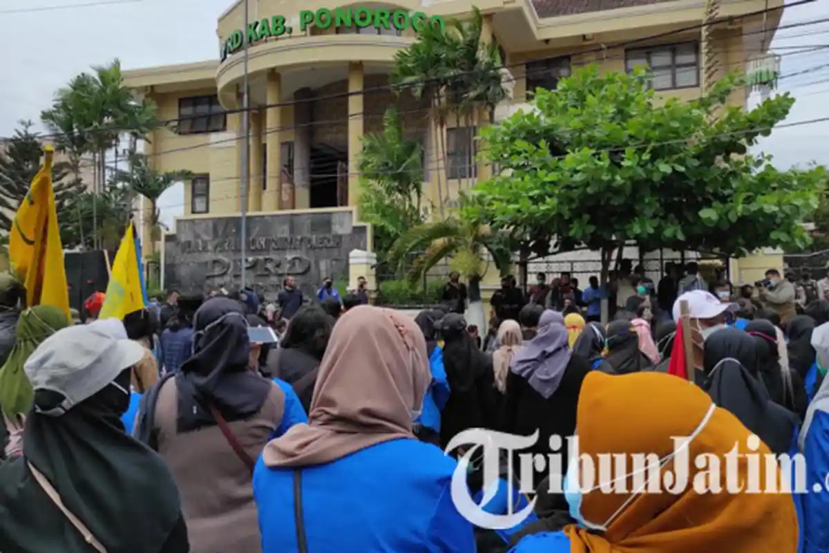 Tak Ditemui Dewan, Mahasiswa Ponorogo Gelar Salat Jenazah di Depan Gedung DPRD: Hati Nurani Mati