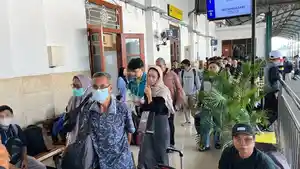 Ilustrasi-penumpang-kereta-api-di-Stasiun-Kediri-Rabu-2942026.jpg