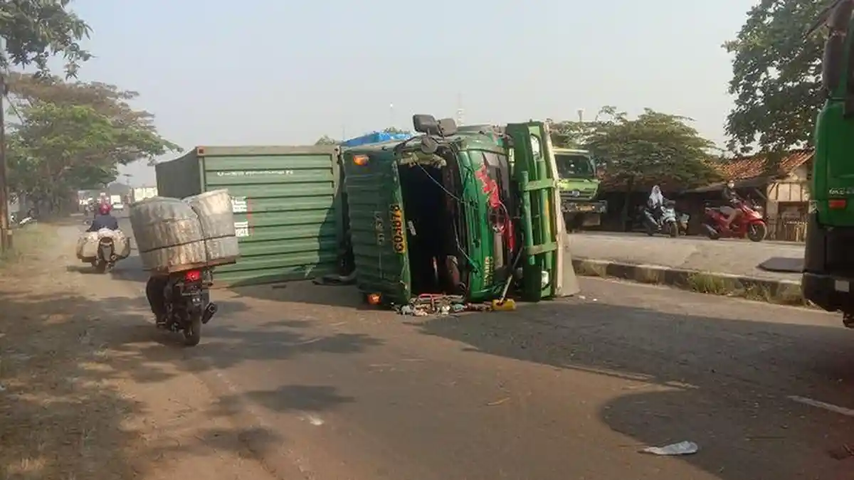 Truk Kontainer Terguling di Jalur Pantura, Arus Lalu Lintas Sempat Macet Panjang Selama  8 Jam