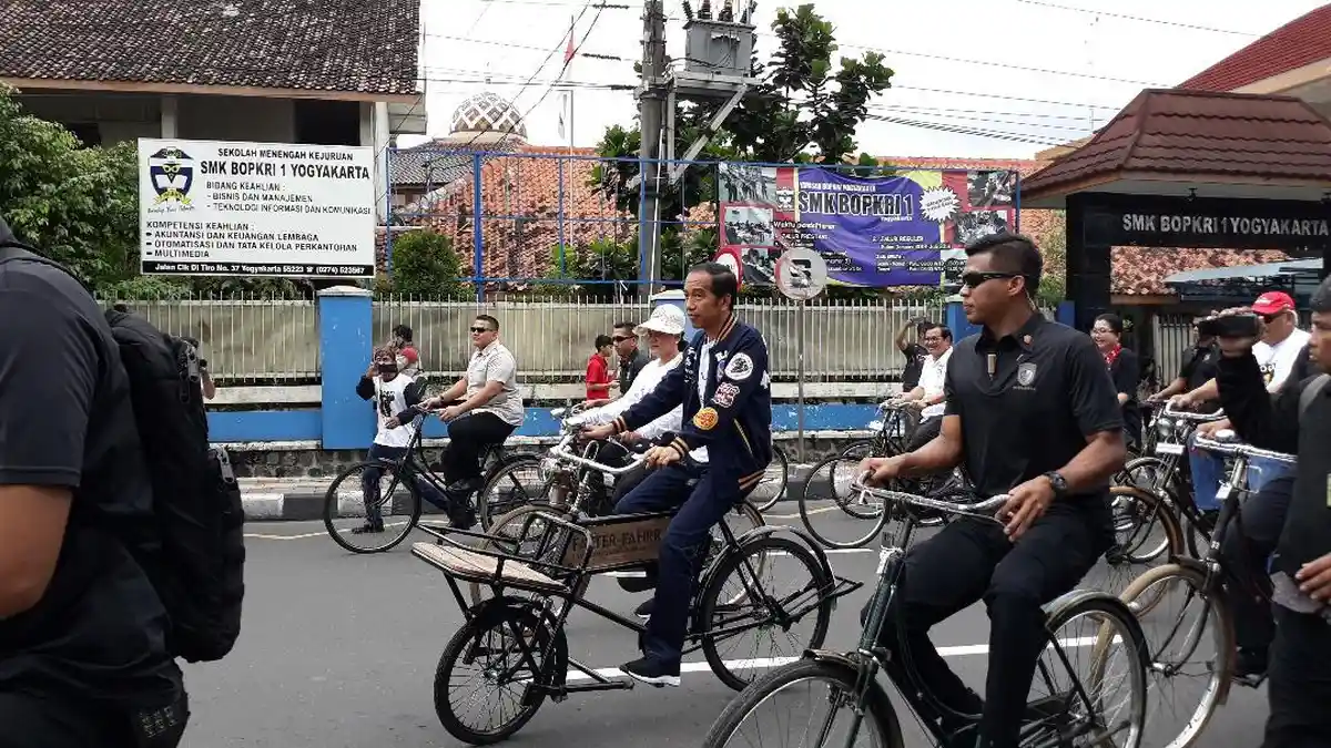 Jokowi Naik Sepeda Ontel ke Deklarasi Alumni Jogya Satukan Indonesia