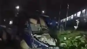 Kendaraan-pick-up-tertabrak-kereta-di-wilayah-Kecamatan-Parungpanjang-Kabupaten-Bogor.jpg