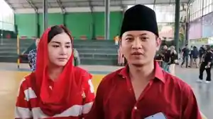 Mochamad-Nur-Arifin-didampingi-istrinya-Novita-Hardini-yang-juga-menjabat-sebagai-anggota-DPR-RI.jpg