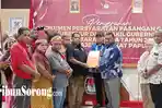 20240909_ketua-kpu-papua-barat-daya-terima-berkas-pernyataan-sikap.jpg