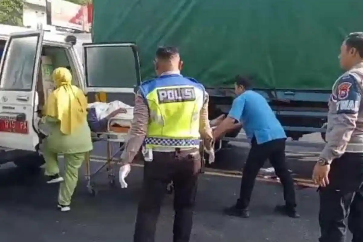 Nasib Nahas Pemotor Jatuh dan Masuk Kolong Truk Gandeng di Lamongan, Tewas Terlindas di TKP