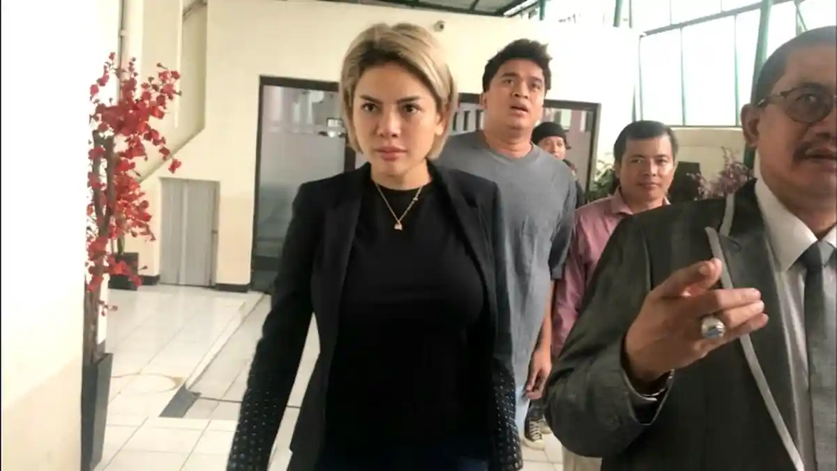 Nikita Mirzani Marah, Lempar Asbak dan Pukul Kepala Dipo Latief Hingga Berdarah