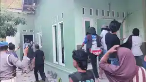 Massa-dari-pihak-Brigadir-Esco-merusak-rumah-Brigadir-Rizka.jpg