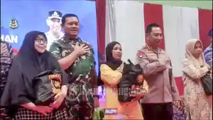 Panglima-TNI-dan-Kapolri-di-acara-Bakti-Sosial.jpg