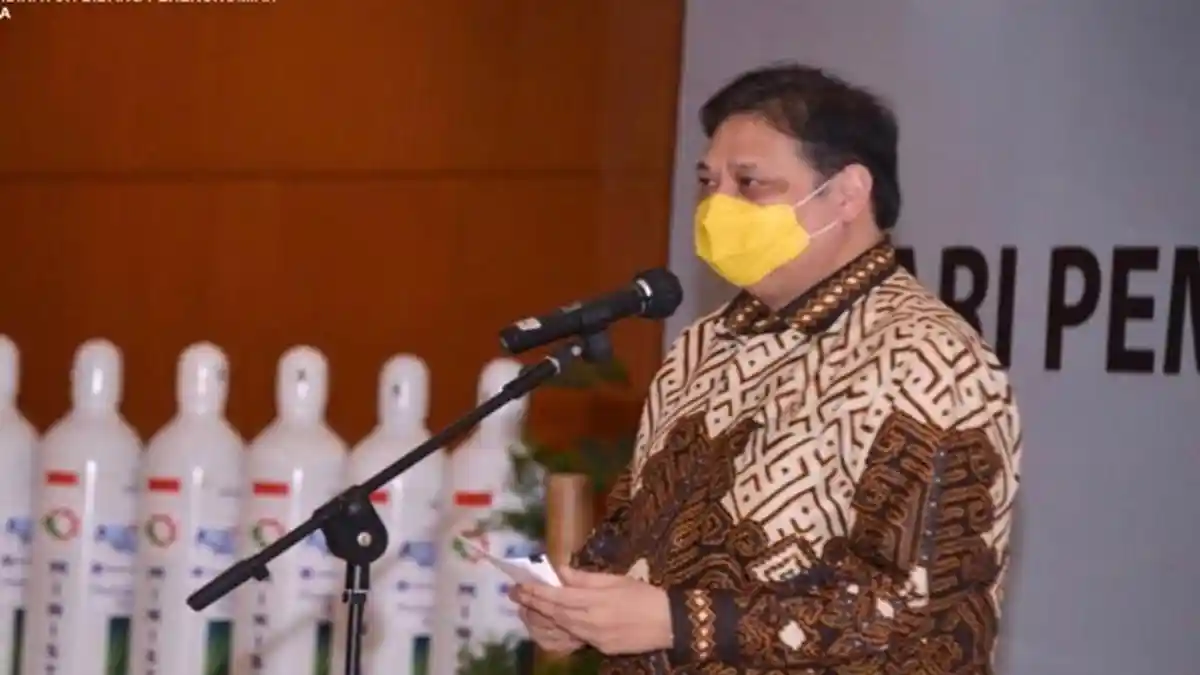 Menko Airlangga Hartarto Lepas Bantuan 2000 Tabung Gas Oksigen Tahap 2 Untuk India