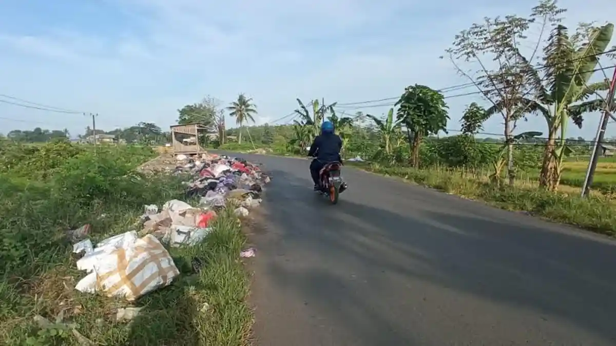 Warga Tenrigangkae Keluhkan Sampah di Jl Poros Kariango Maros