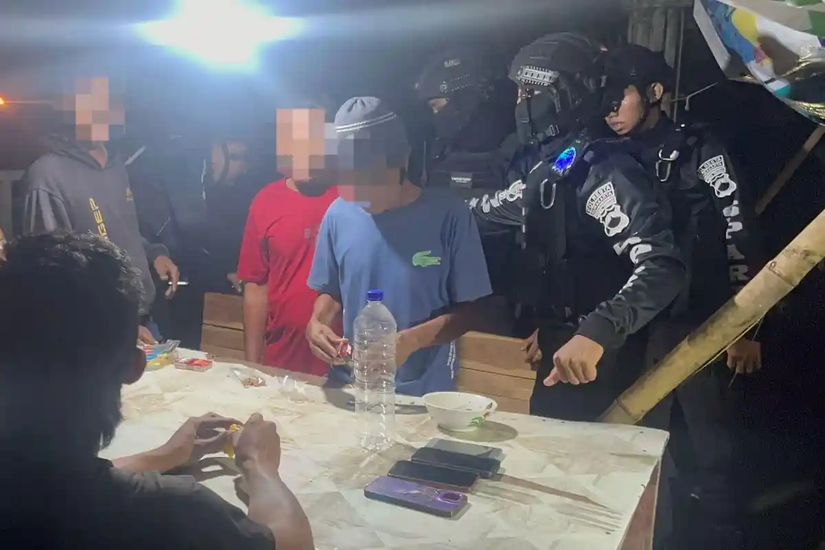Ngakunya Nongkrong Ternyata Pesta Miras, Lima Warga Solo Ini Digelandang ke Kantor Polisi