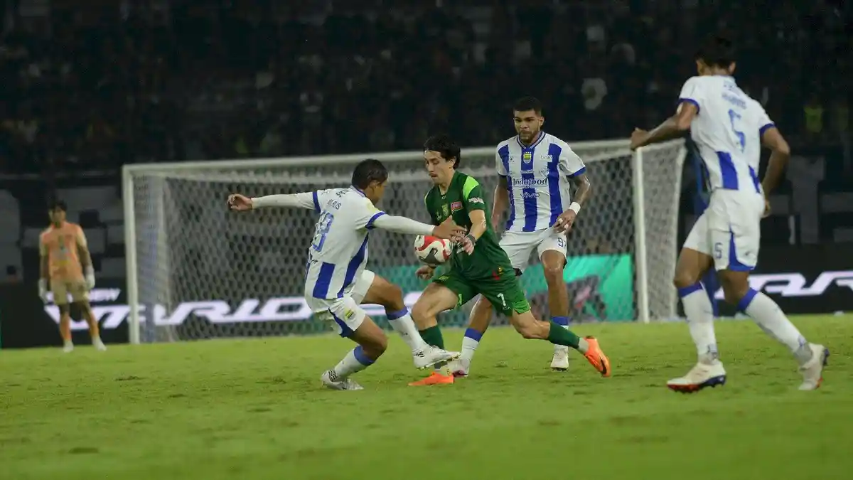 Bermain Tanpa Striker Murni, Persebaya Imbangi Pemuncak Klasemen Persib dengan Skor 2-2