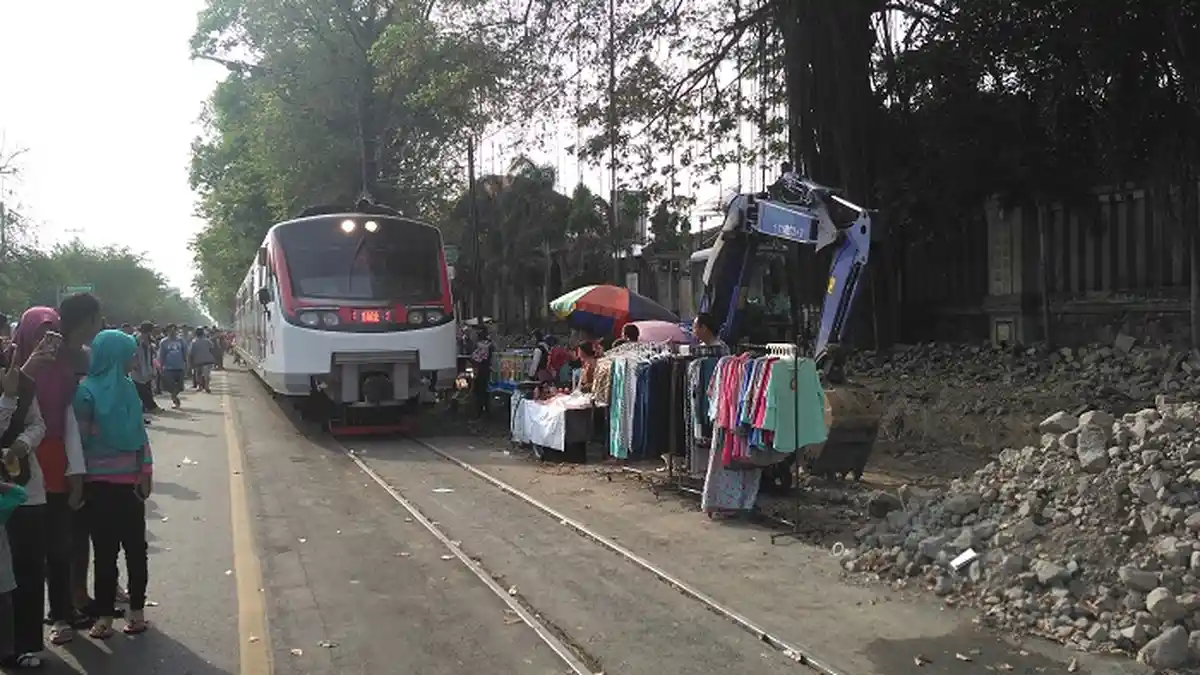 Para Pedagang di CFD Solo Ini Nekat Menggelar Lapak Mepet Rel, Saat KA Melintas Mereka Waswas