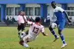 Makan Konate Hadang Bola Pemain UNI