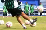 Skuad Persib Latihan di Stadion Arcamanik