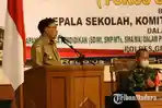 bupati-gresik-sambari-halim-radianto-saat-membuka-fgd-untuk-persiapan-masuk-sekolah.jpg