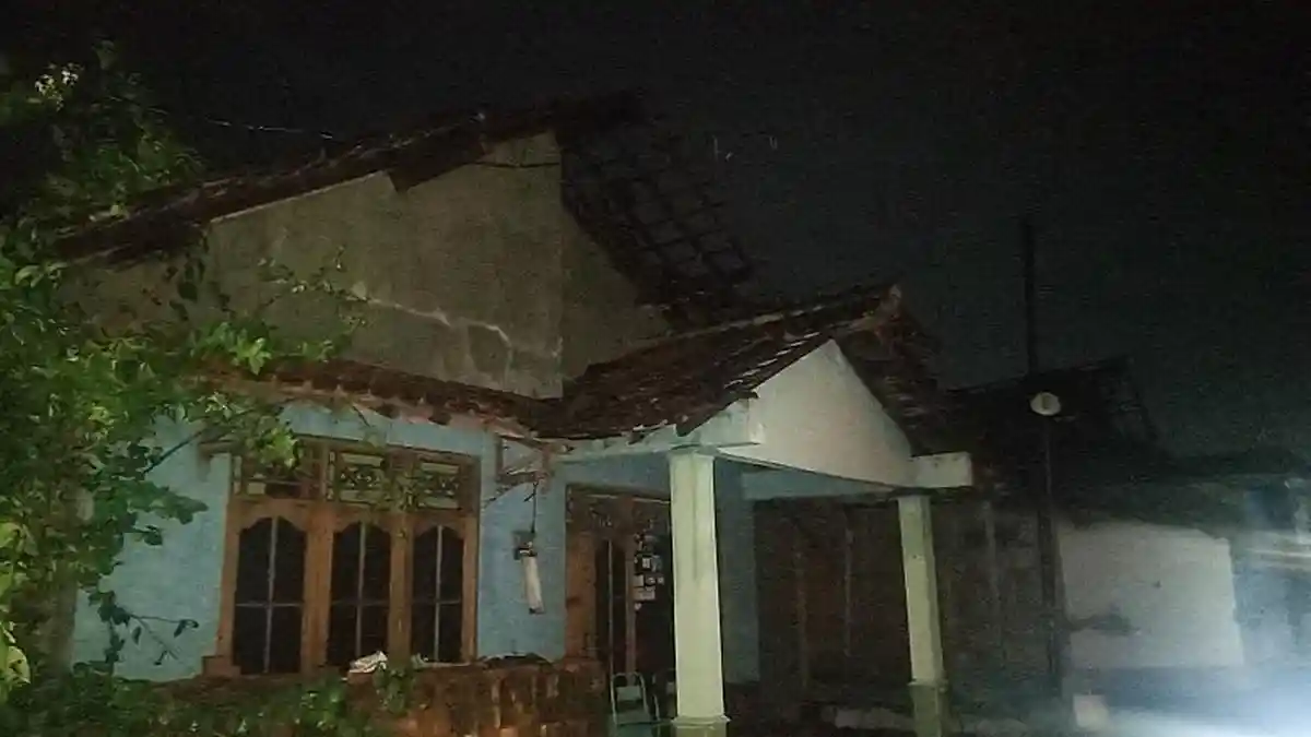 Hujan dan Angin Kencang Terjang Klaten, Genteng Rumah Berhamburan, Trafo PLN Meledak