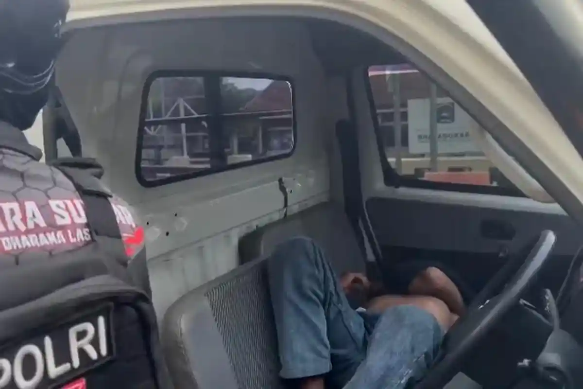 Pick Up Buat Macet di Jl Sultan Hasanuddin Mamuju, Sopir Ternyata Ketiduran Usai Minum Miras