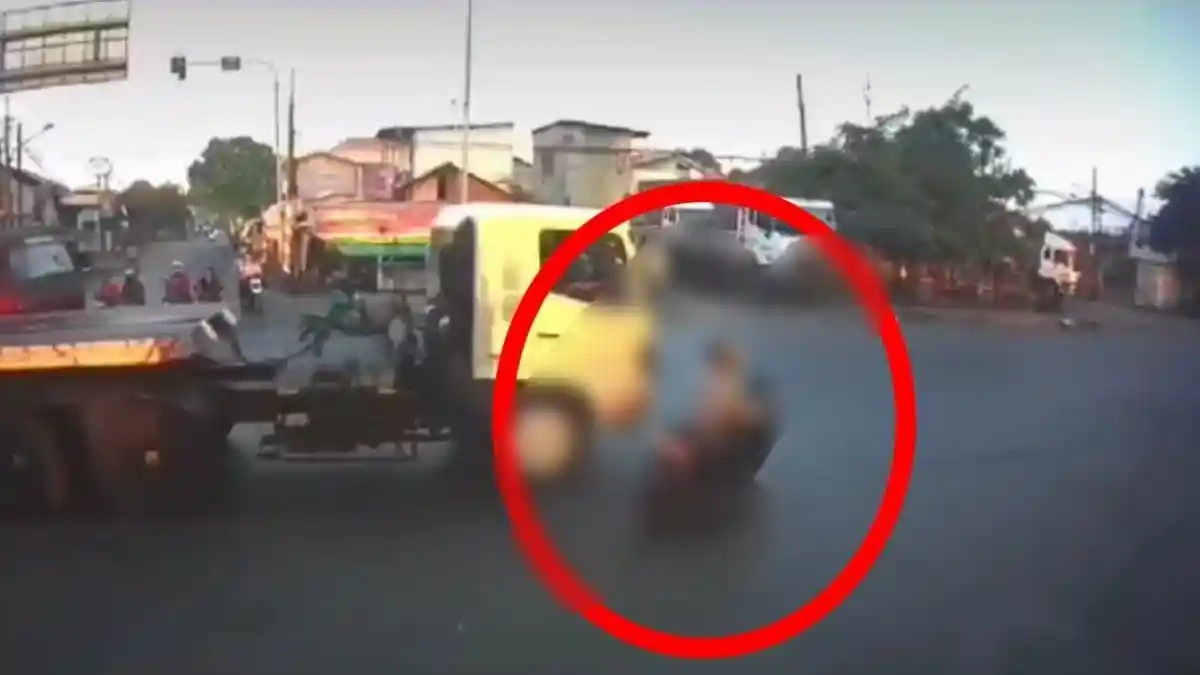 Detik-detik Pemotor Tergilas Truk di Cilincing Terekam Kamera CCTV
