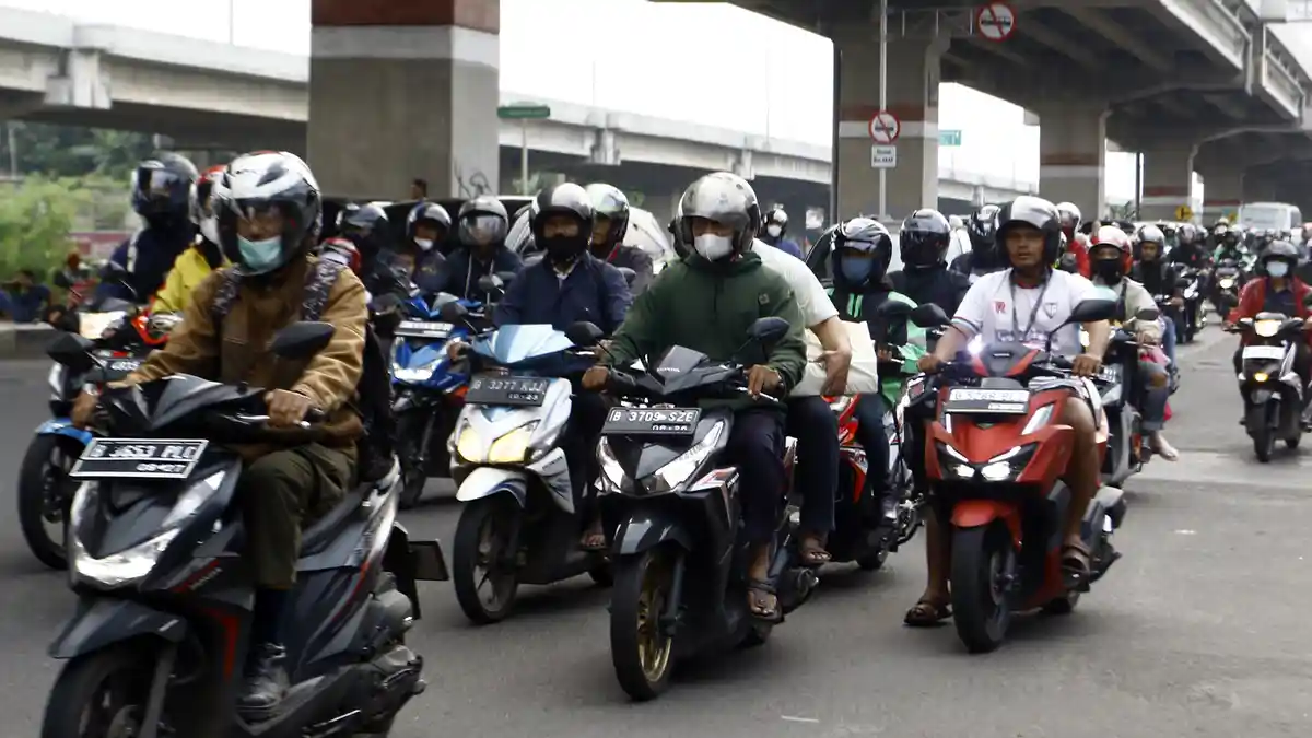 Puncak Arus Mudik, Pemudik Bermotor Dominasi Jalur Kalimalang