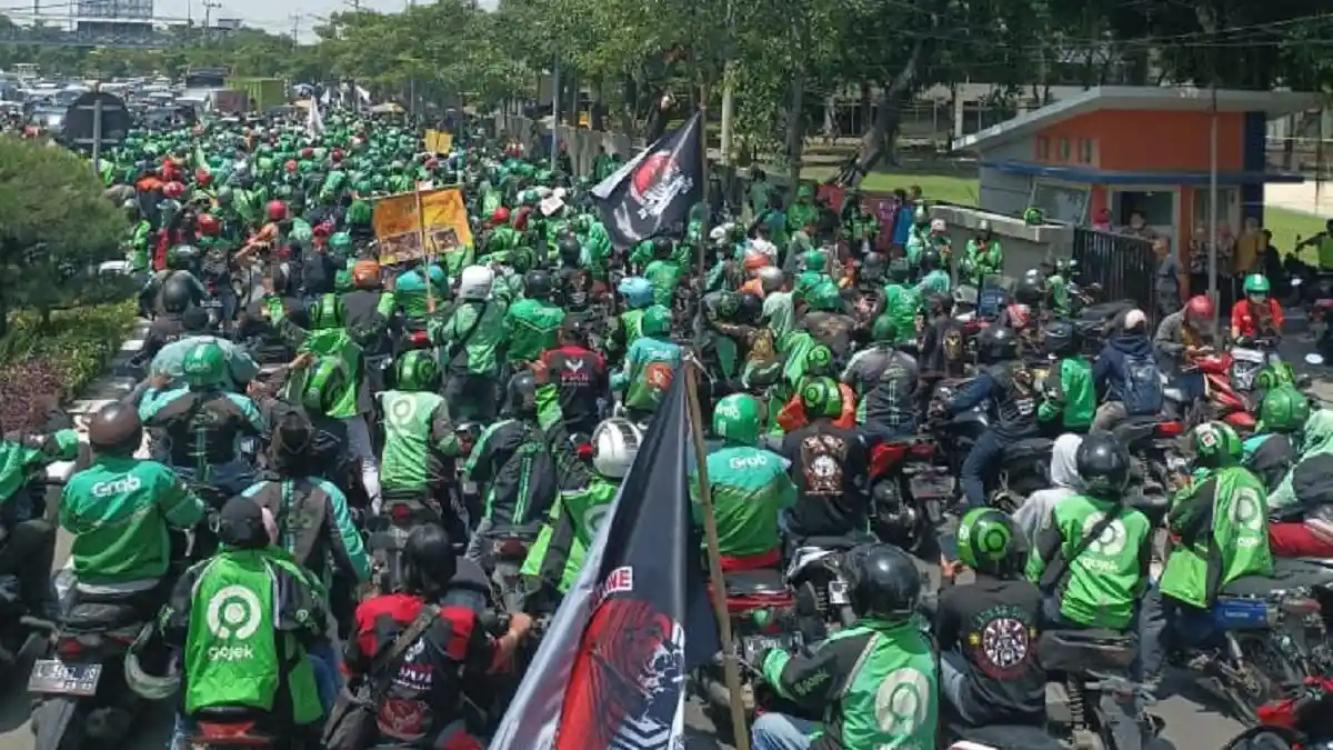 Ribuan Driver Ojek Online yang Tergabung dalam Frontal Gelar Aksi Demo di Surabaya 24 Agustus