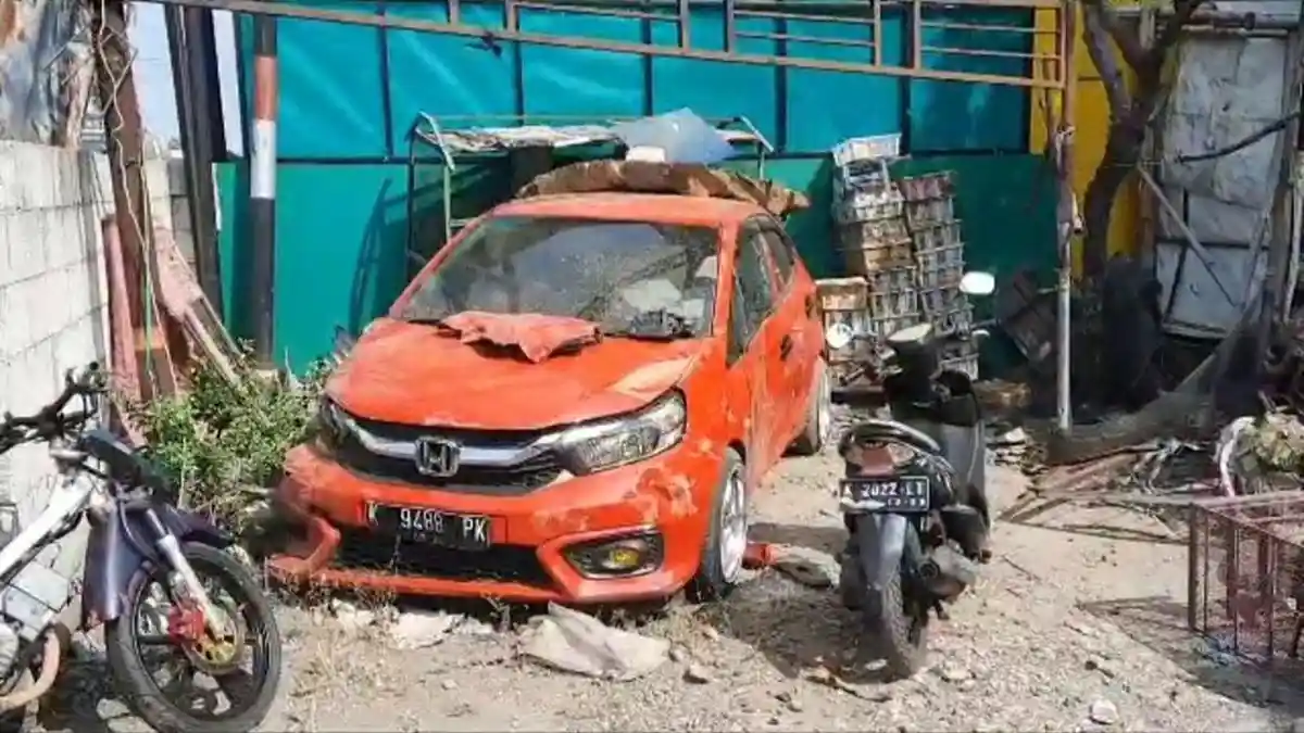 Kecelakaan Mobil Merah Seruduk Kios Burung Jalan Pantura, Sopir Diduga Mengantuk