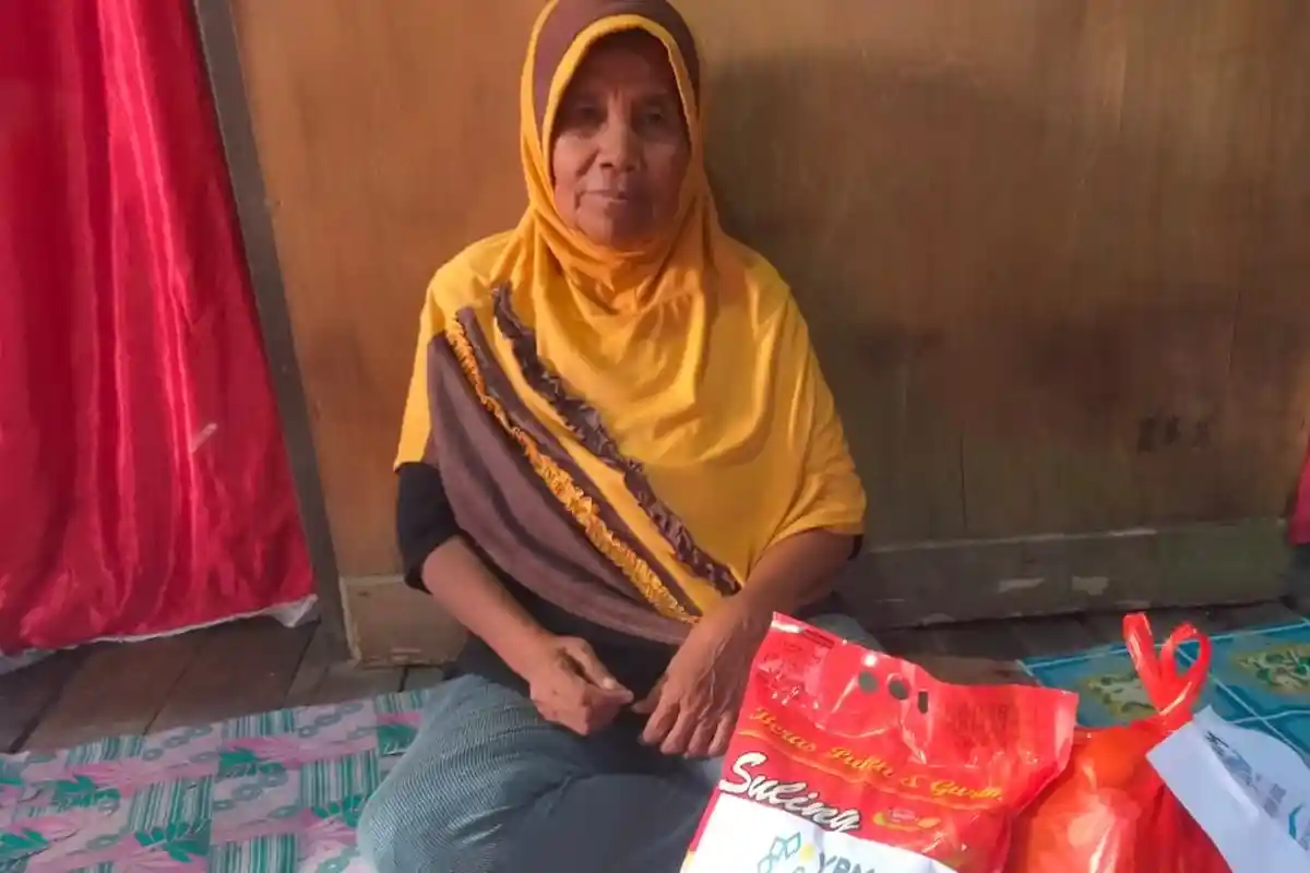 Peduli Duafa YBM PLN UID Kalbar Salurkan 1965 Paket Sembako Selama Ramadan
