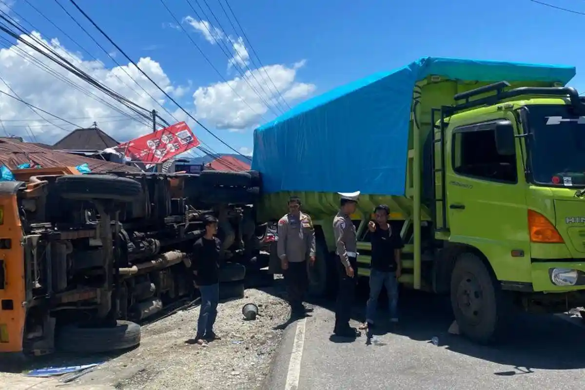 2 Truk Tronton Tabrakan di Jalan Solok-Padang, Satu Kendaraan Rebah ke Rumah Warga