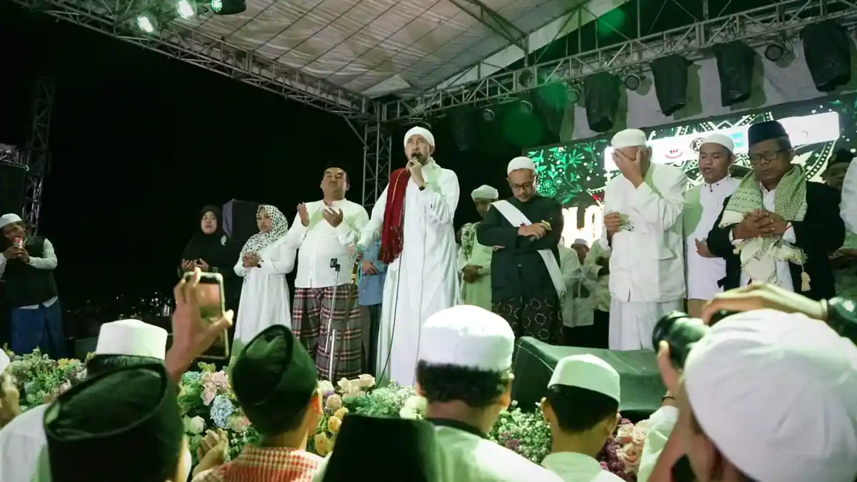 Diguyur Hujan, Ribuan Zahir Mania Tetap Bertahan, Bupati Ingin Blora Jadi Bumi Selawat