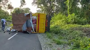 TERBALIK-Satu-unit-mobil-truk-terbalik-di-jalan-Borong-Dampek-NTT.jpg
