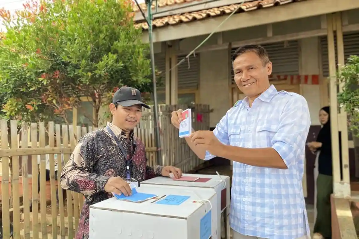 Cawabup Indramayu Kasan Basari Nyoblos Bersama Istri, Optimis Raih 46 Persen di Pilkada Indramayu