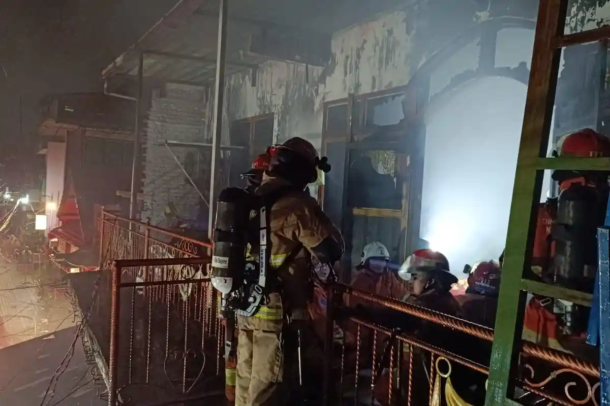 UPDATE Korsleting Listrik Diduga Sebabkan Kebakaran Rumah Tewaskan Bapak Anak di Surabaya