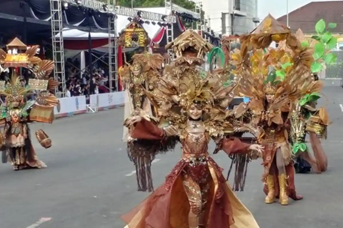 Defile Jember Tampilkan Daun Emas dan Cerutu di JFC 2024