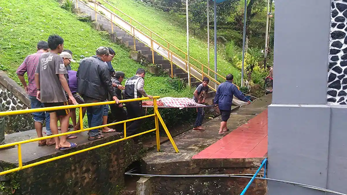 Asyik Memancing, Kakek Iin Tewas Tertimpa Pohon Tumbang - pemancing-tewas-tetimpa-pohon-tumbang_20160414_174533.jpg