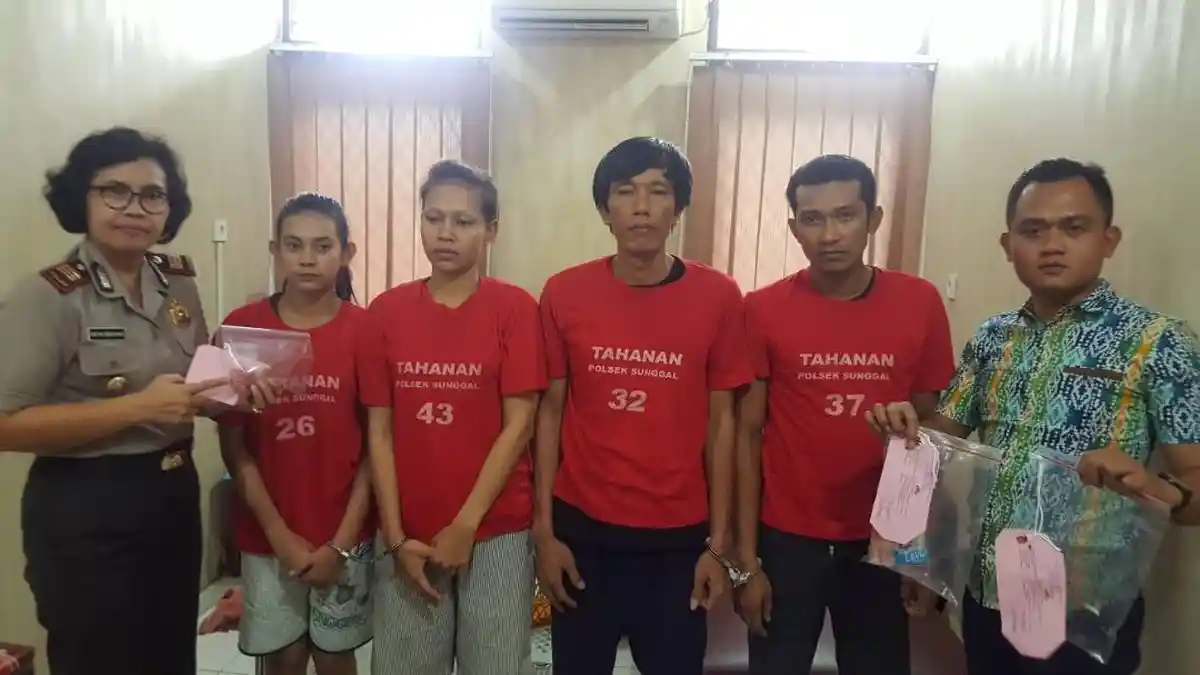 Dua Perempuan Ini Nekat Jadi Pengedar Ekstasi
