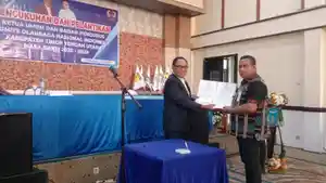 Penyerahan-berita-acara-pelantikan-KONI-TTU.jpg