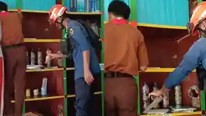 Personel-Damkar-Kota-Pekanbaru-membasmi-rayap-SMP-2-Pekanbaru.jpg