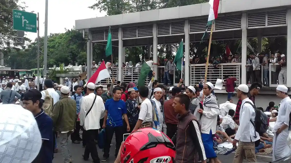 Demonstran Berwudhu Pakai Air Mineral