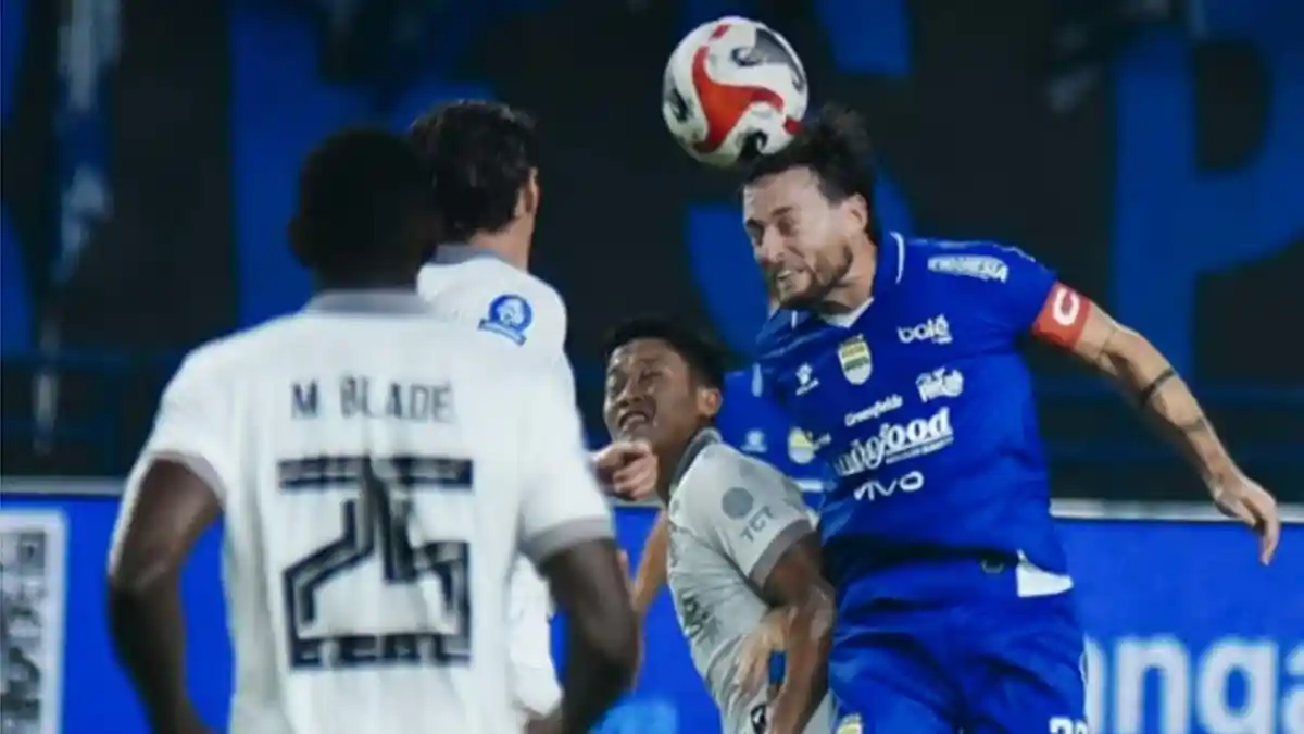 Arema FC Tahan Imbang Persib Bandung dengan Skor 0-0 di Babak Pertama