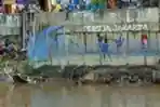 Bermain Bola di Bantaran Kali Banjir Kanal Barat