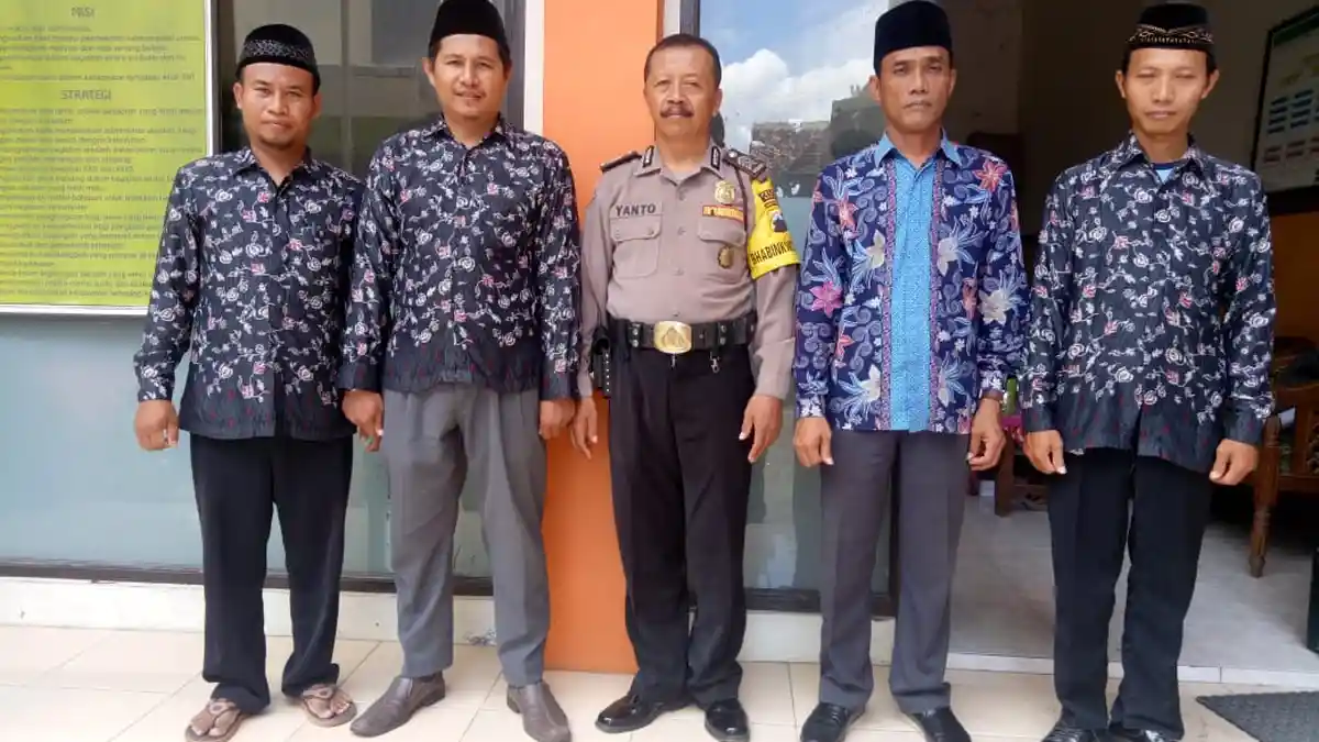 Jalin Kemitraan, Bhabinkamtibmas Polsek Sayung Sambangi Masjid