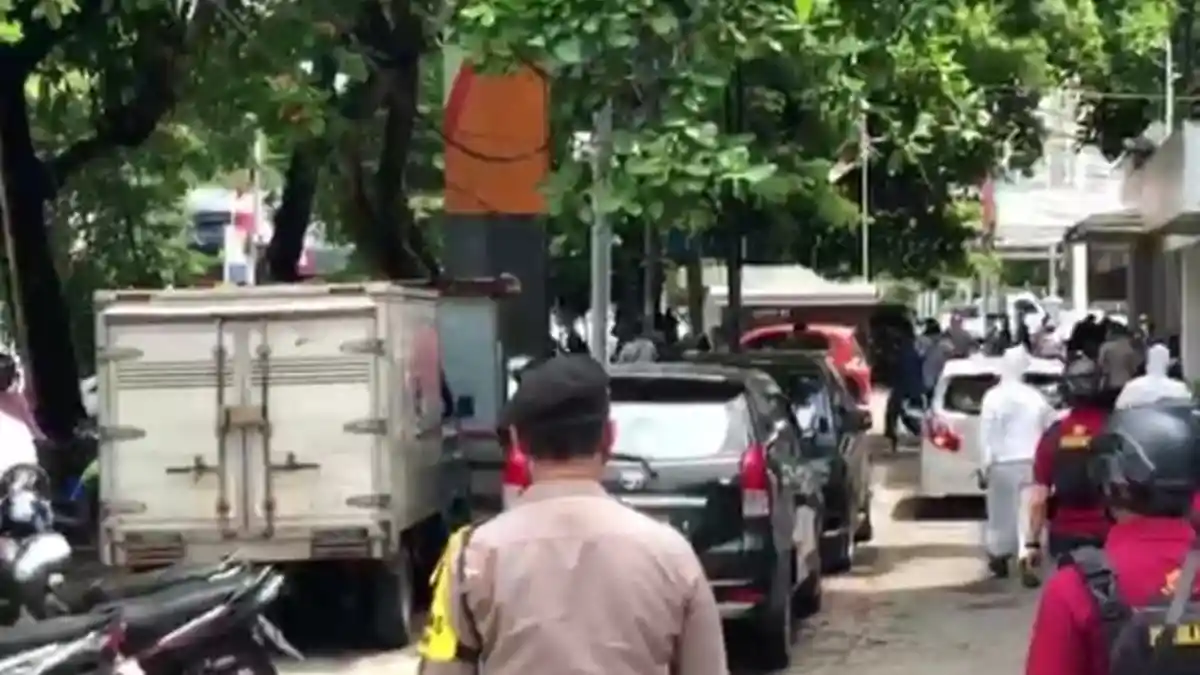 Lihat Polisi Gunakan APD, Kerumunan Warga Langsung Bubar