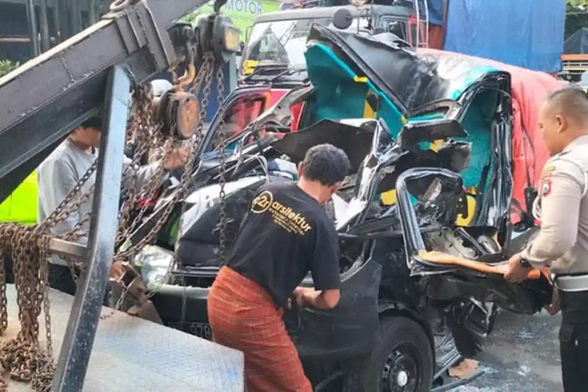 Kecelakaan Maut di Malang, Pickup Tabrak Truk Berhenti sampai Ringsek Tak Berbentuk, Satu Tewas.