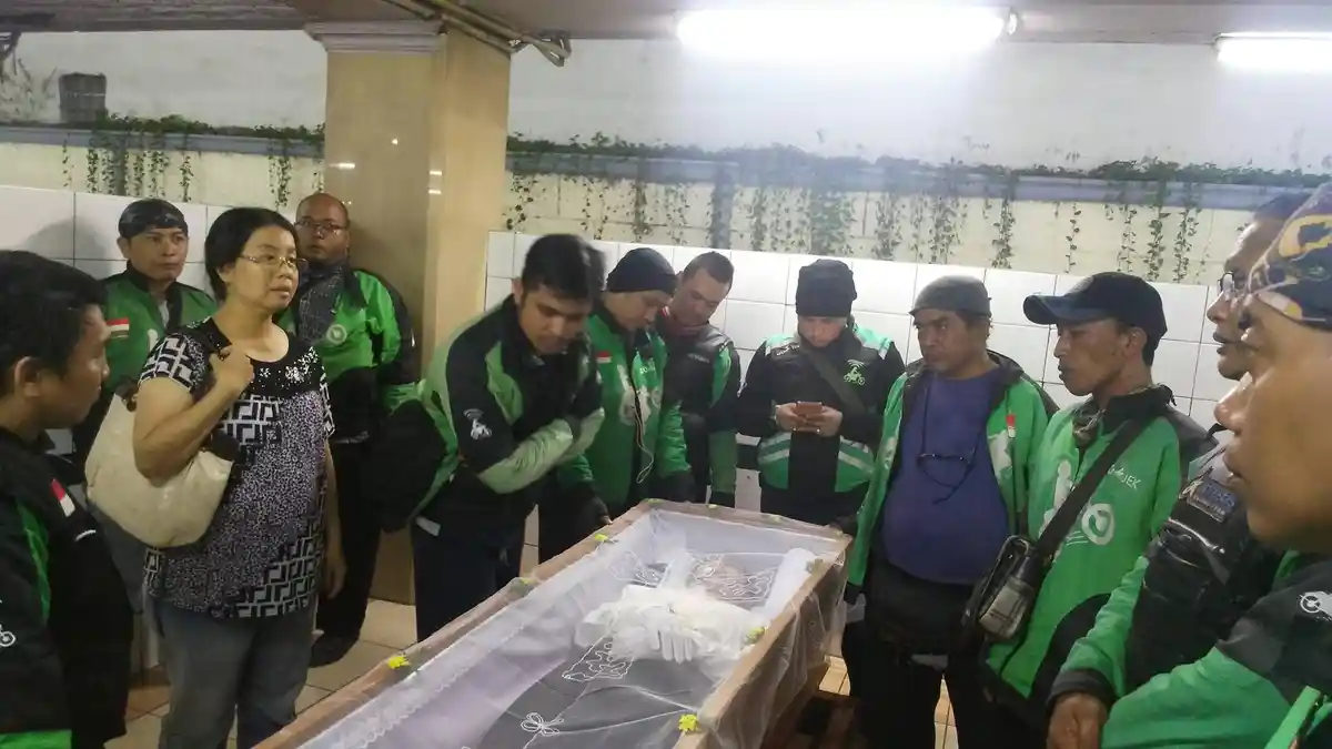 Jadi Korban Tabrak Lari, Driver Gojek ini Dimakamkan Bersama Helm Hijau Andalannya