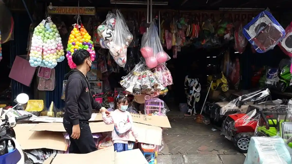 Libur Lebaran, Pedagang Mainan di Pasar Gembrong Mengalami Penurunan Omzet Hingga 50 Persen
