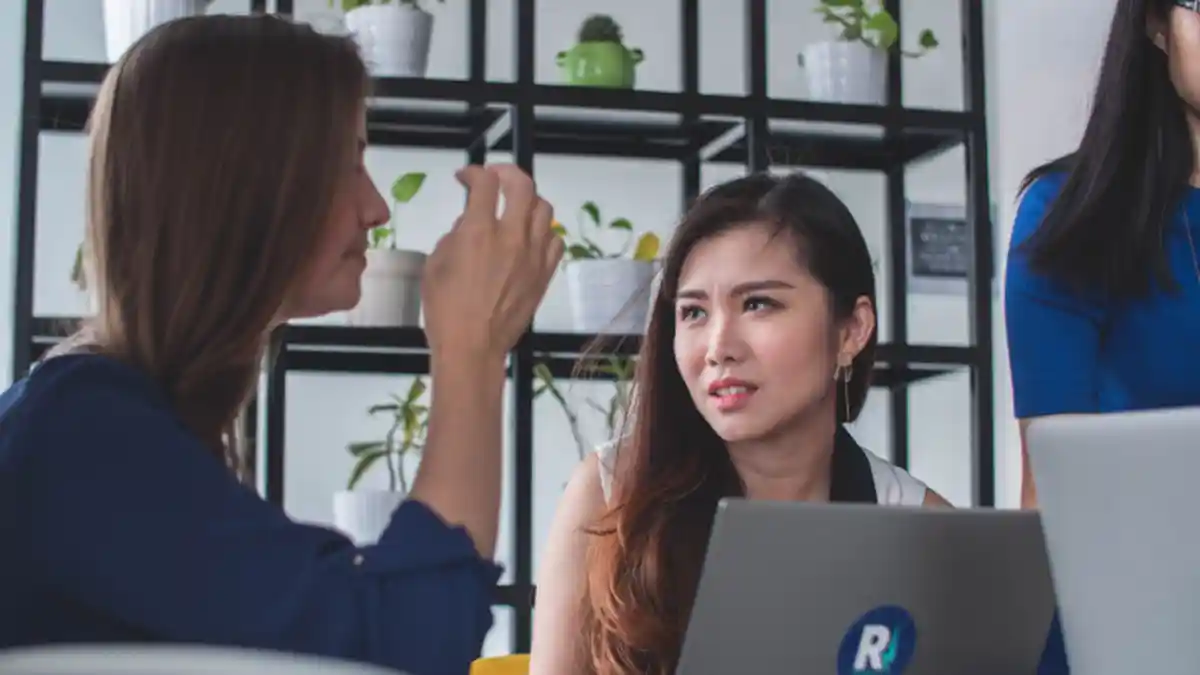 5 Zodiak Ini Paling Jago Berpura-pura Peduli pada Orang Lain, Termasuk Virgo & Sagitarius