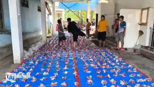 Warga-memotong-daging-kurban-Dinas-Ketahanan-Pangan-dan-Pertanian.jpg